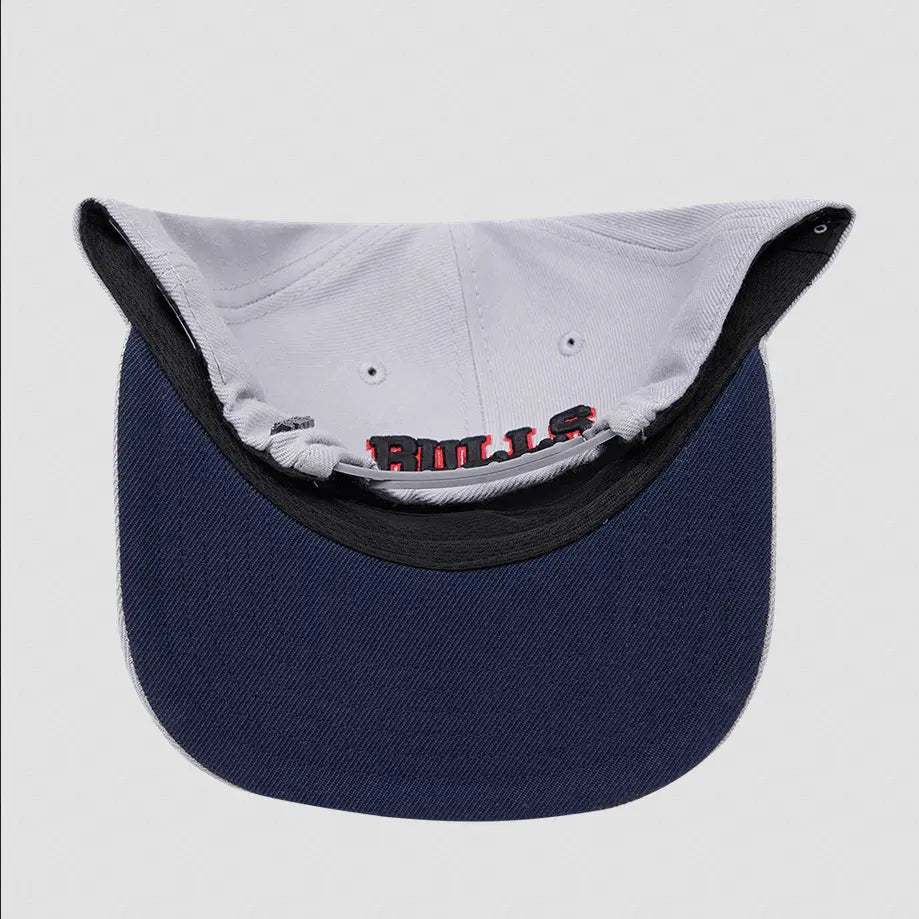 Pro Standard - Chicago Bulls Crest Emblem Wool Snapback Hat - Gray - BLVD
